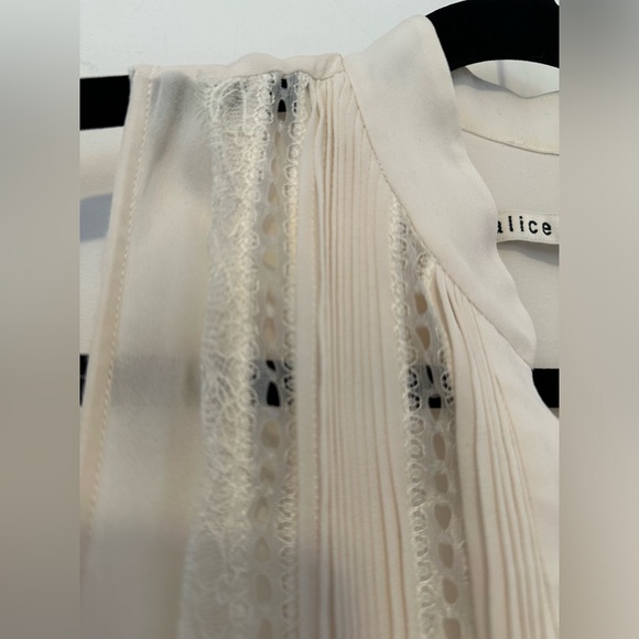 Alice + Olivia ivory semi-sheer pleated sleeveless blouse- size S/P - Picture 2 of 8